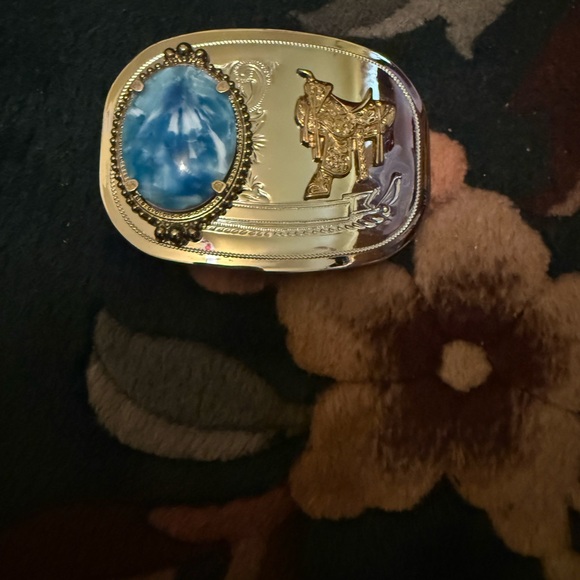 Silver color Belt Buckle with Blue Stone and saddle Striking details Unusal